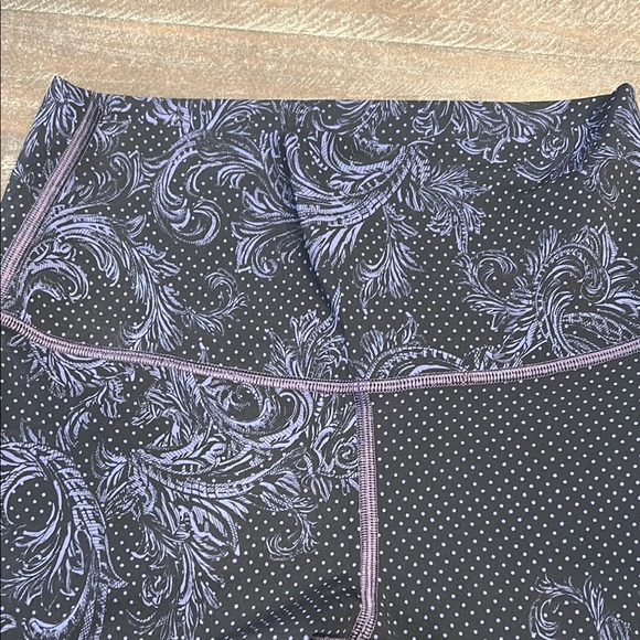 Lululemon Athletica Black and Purple Patterned Leggings - Picture 4 of 4